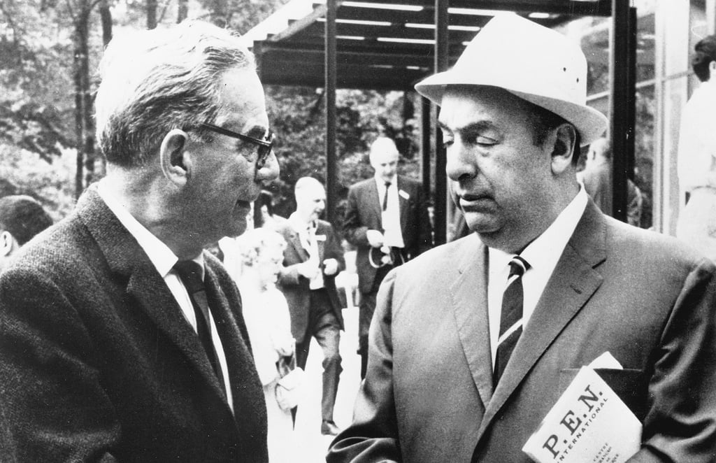 Ivo Andric (l.) wird zeitlebens – zunächst als Diplomat, später als Schriftsteller – den wichtigsten Persönlichkeiten der Zeitgeschichte begegnen. Hier trifft er beim Treffen des Pen-Club im Jahr 1965 im jugoslawischen Bled den chilenischen Autor Pablo Neruda.