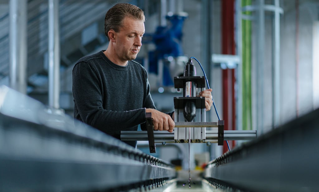An einer Versuchsrinne auf dem Campus der Hochschule Magdeburg-Stendal untersucht Daniel Hesse mit Messtechnik das Verhalten von Wasser. Die Elbe spielt dabei eine Rolle.