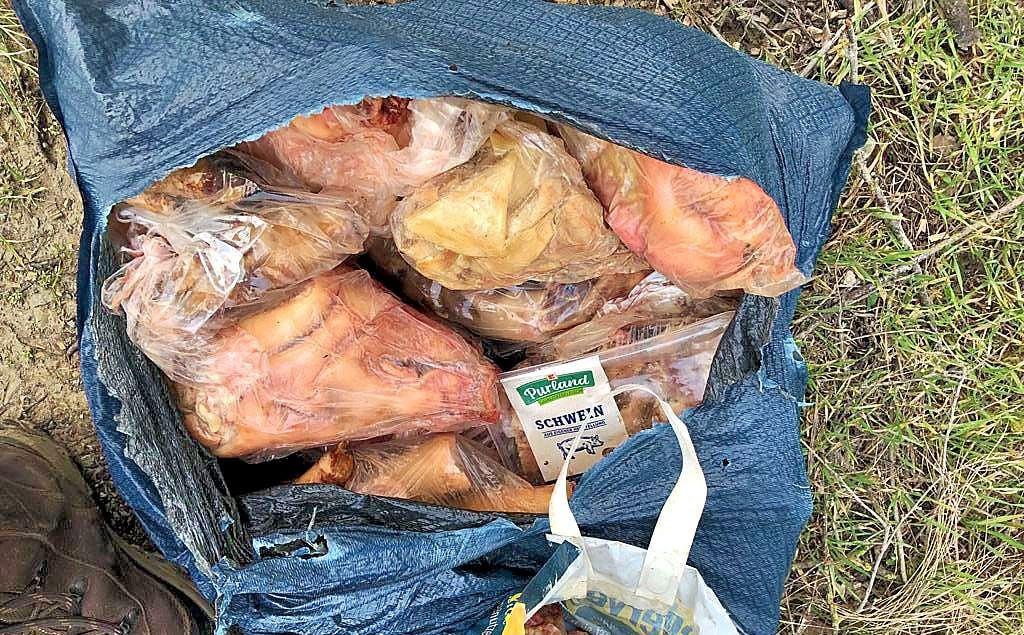 Dutzende eingeschweißte Eisbeine, Spitzbeine und Schweineköpfe wurden in der Feldmark unweit des zu Wespen gehörenden Iritzer Buschs gefunden. Hier ist die Landesstraße 68 nicht weit, was für illegale Entsorger sehr „bequem“ ist.