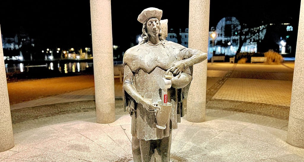 Die Bronzefigur des Kurfürsten am Bad Schmiedeberger Trinktempel ist derzeit wegen ausführlicher Wartungsarbeiten außer Betrieb.