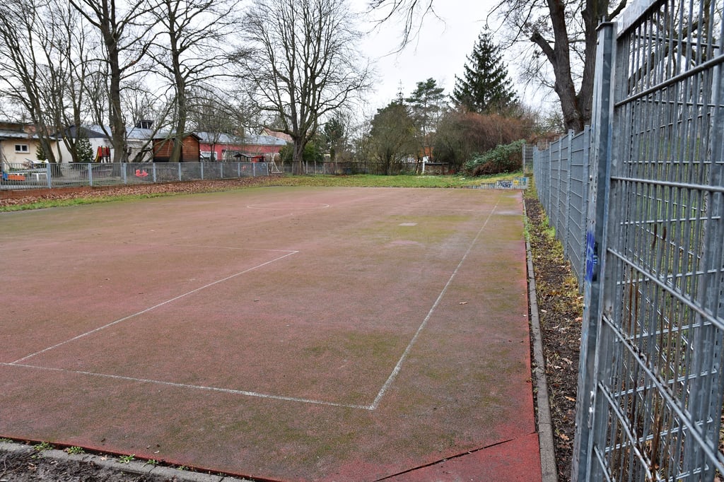 Auf dieser Sportfläche unweit des Pechauer Platzes in Magdeburg-Cracau fehlen die Tore.