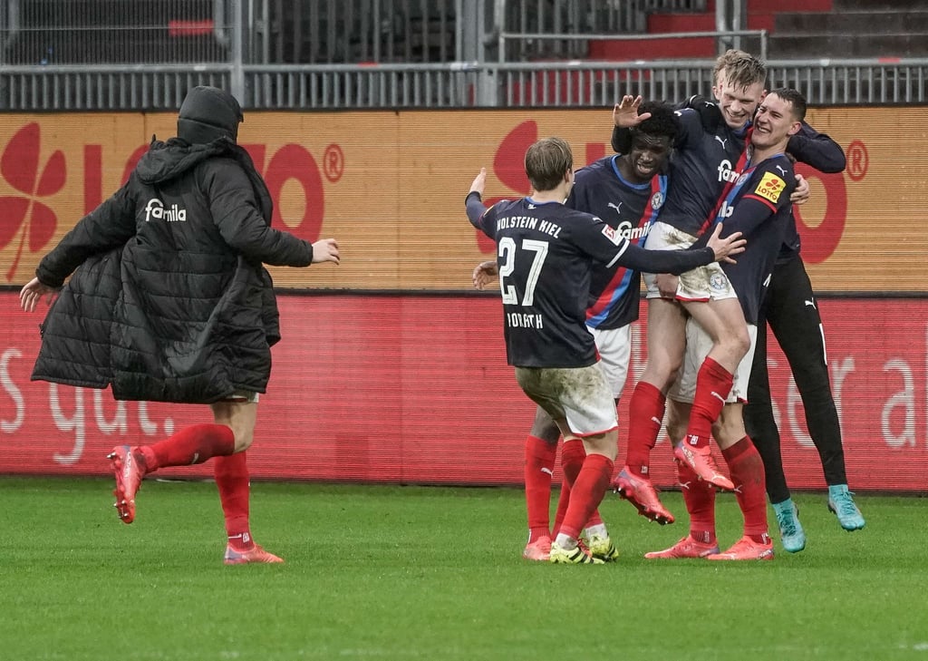 Kiels Spieler feiern Jonas Sterner (Mitte oben) für seinen Treffer zum 1:0.