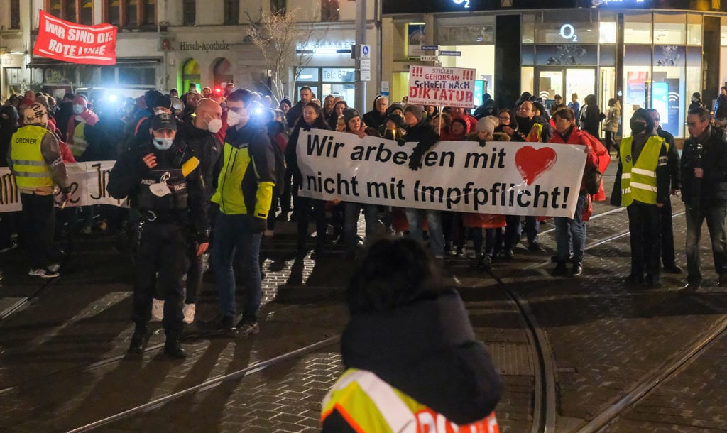 Auf der Corona-Demonstration in Halle am vergangenen Montag hatten Teilnehmer mit einem Banner auch gegen die Impfpflicht im Gesundheitswesen protestiert, die ab 16. März gelten soll.
