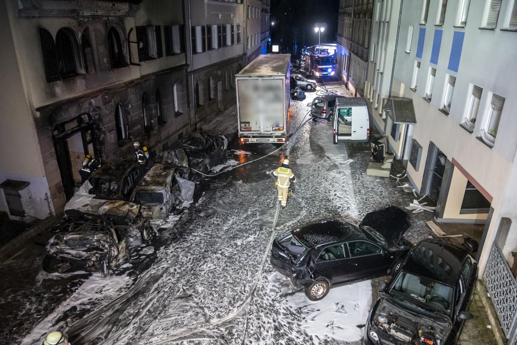 Feuerwehrleute sind nach der Chaosfahrt eines Lastwagenfahrers in Fürth im Einsatz.