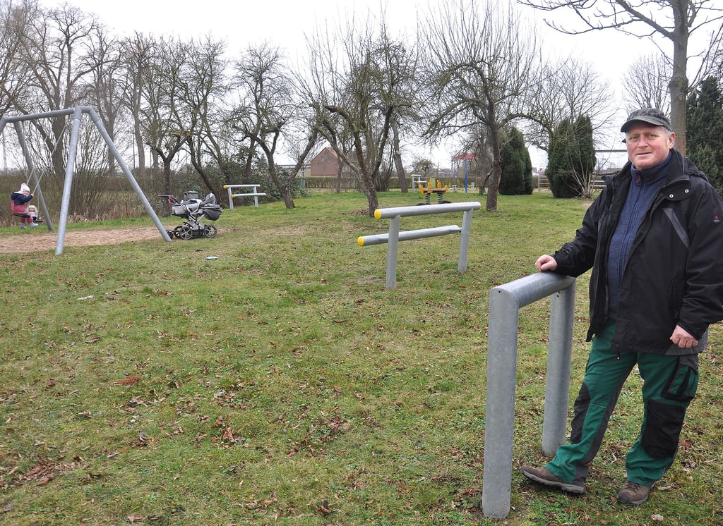 Oliver Rüdrich am „Fitness- und Rastplatz“ in Düsedau. Dort baute die Einheitsgemeinde 2018 Fitnessgeräte auf. Seitdem habe es in der Ortschaft keine größere Investition seitens der Kommune gegeben, sagt der Ortsbürgermeister.