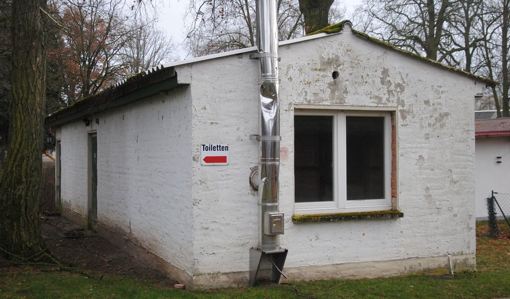 Der Zustand des Ahlumer Toilettenhauses ist seit Langem ein Ärgernis. Eine Sanierung soll aber nur mit Fördermitteln erfolgen.