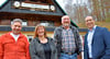 Nach 30 Jahren geben Andreas Mahnke (links) und seine Familie die Pension „Am Felsen“ in Königshütte ab. Neue Betreiber sind Michaela und Christian Schulze-Isfort (2. und 3. von links). Matthias Hausl von der Firma Immobilien Impuls vermittelte den Verkauf. 