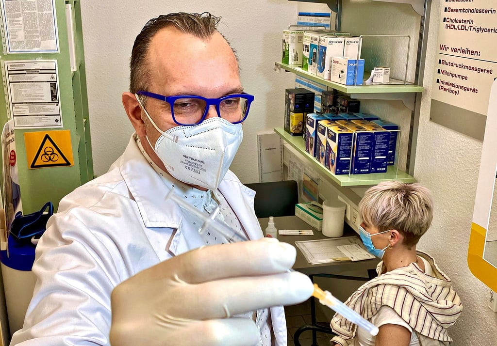 Daniel Denkewitz ist der einzige Apotheker in Bernburg, der impft.