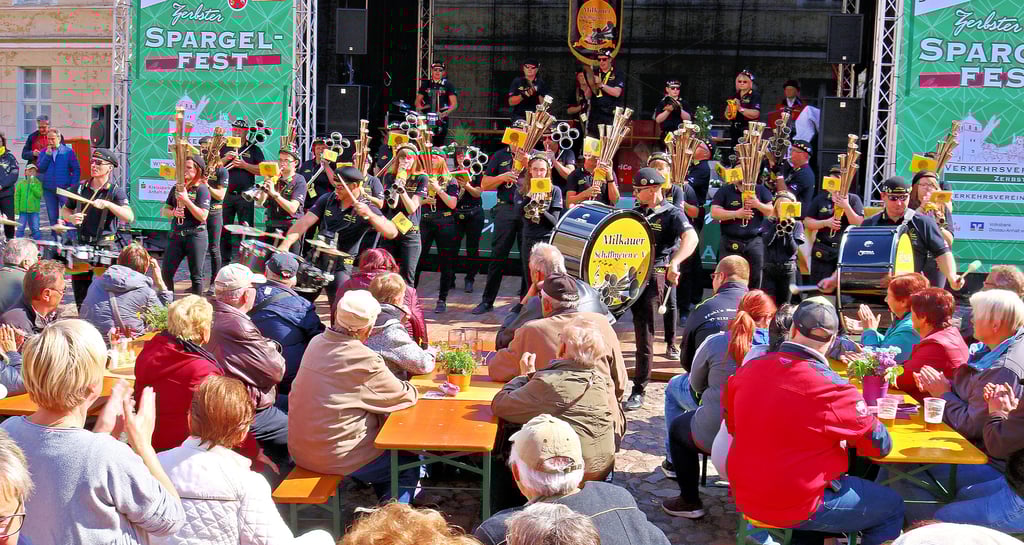 Einer der Höhepunkte beim letzten Spargelfest 2019: Die Milkauer Schalmeien bringen die Schlossfreiheit regelrecht zum Brodeln.