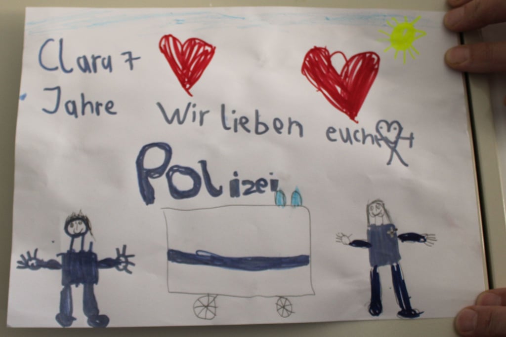 Eine von der Polizei Rheinland-Pfalz zur Verfügung gestellte Kinderzeichnung erinnert an die beiden in Kusel getöteten Polizisten.