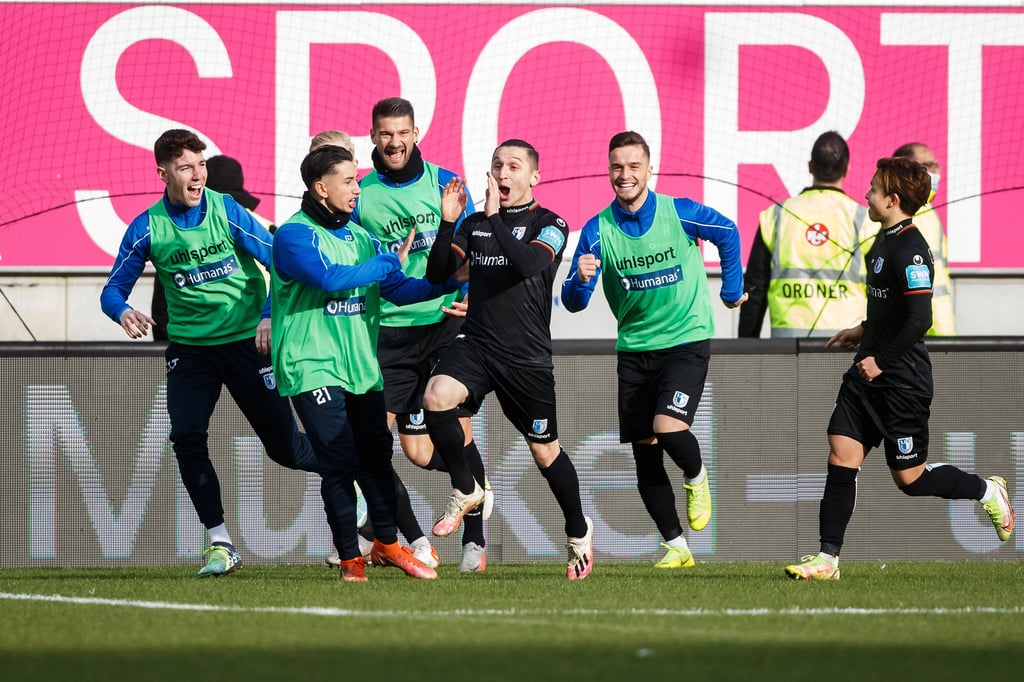 Erzielte die zwischenzeitliche Führung für den 1. FC Magdeburg: Baris Atik (M.) traf zum 1:2 in der 55. Minute.