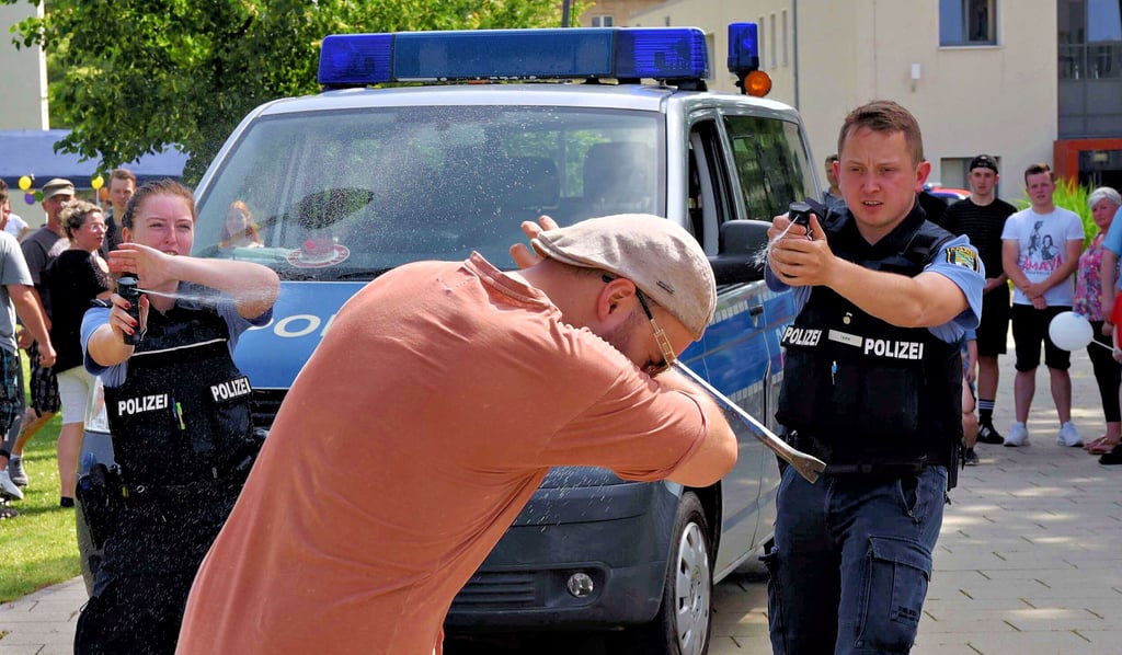 Kritische Situationen, zum Beispiel bei Fahrzeugkontrollen, werden an der Fachhochschule der Polizei Sachsen-Anhalt in der Ausbildung trainiert.