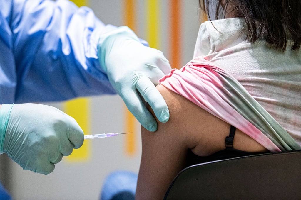 Eine Frau wird im Impfzentrum Berlin-Tegel gegen das Coronavirus geimpft.