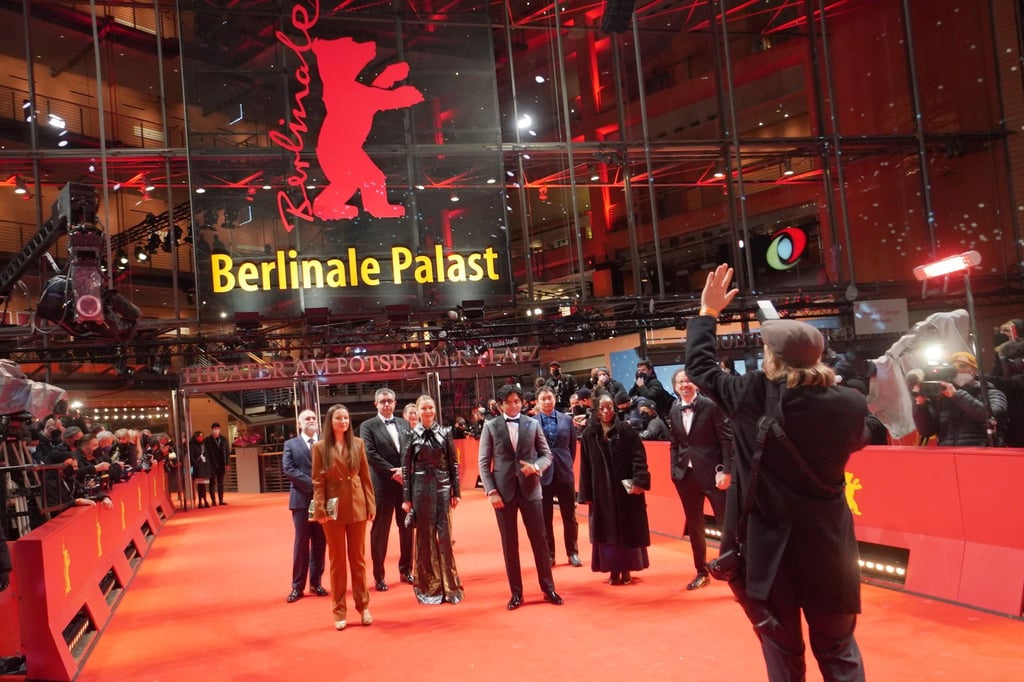 Die Jury der Berlinale macht Halt auf dem roten Teppich.