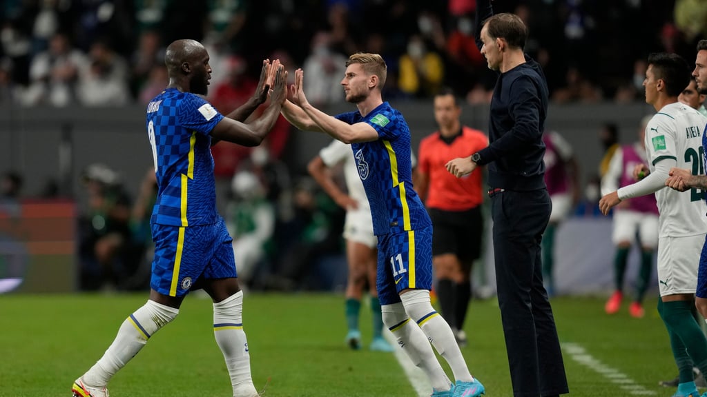 Timo Werner (r.) bei seiner Einwechslung für Romelu Lukaku.