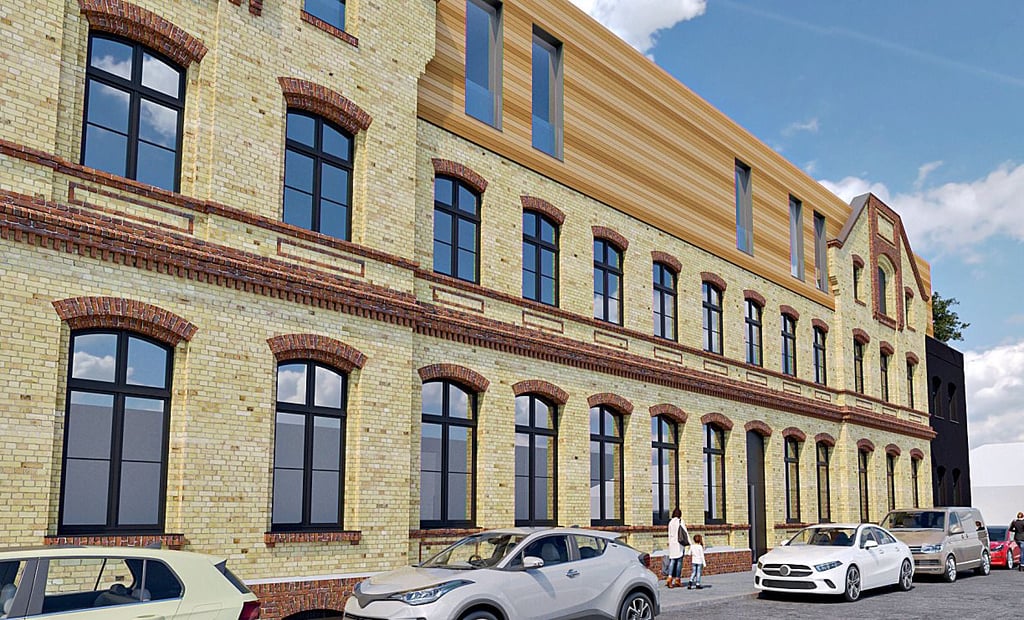 Künftig wird die Stresemannstraße 6b und c zwischen den Giebeln ein Geschoss mit Wohnungen beherbergen.