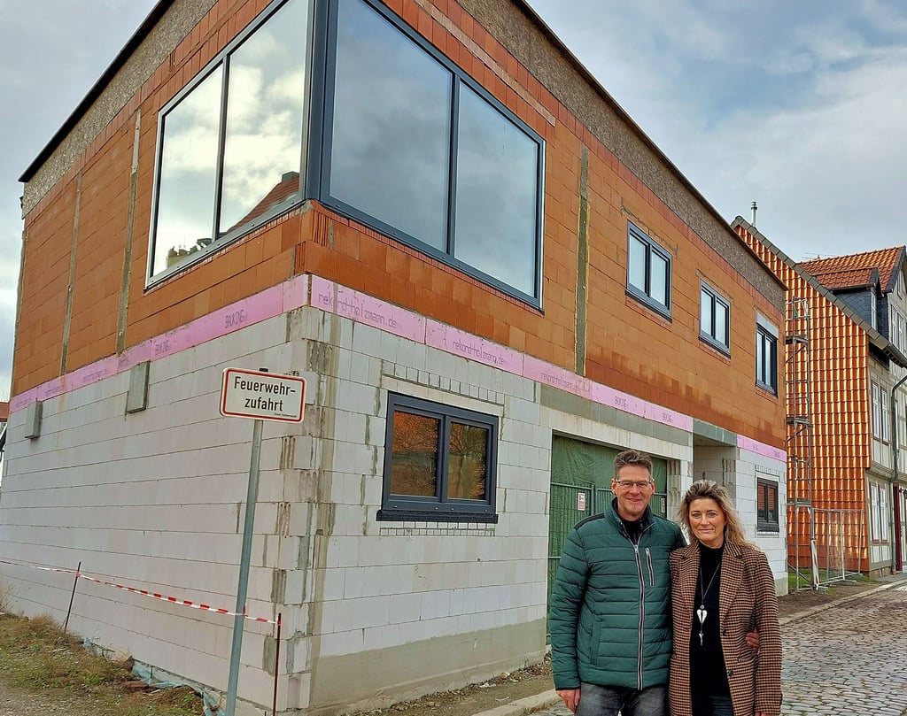 Kerstin und Olaf Siewert vor ihrem Neubau in der Halberstädter Judenstraße.