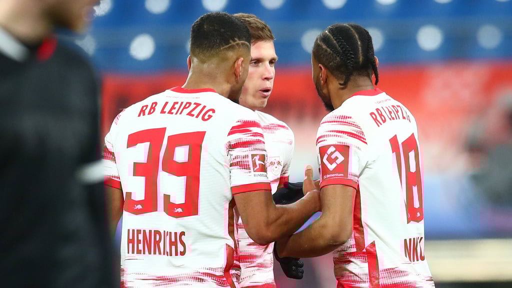 Ich schieße! Nein, ich! Nkunku (r.) und Olmo streiten um den Freistoß vor dem 1:0, Hernrichs will schlichten