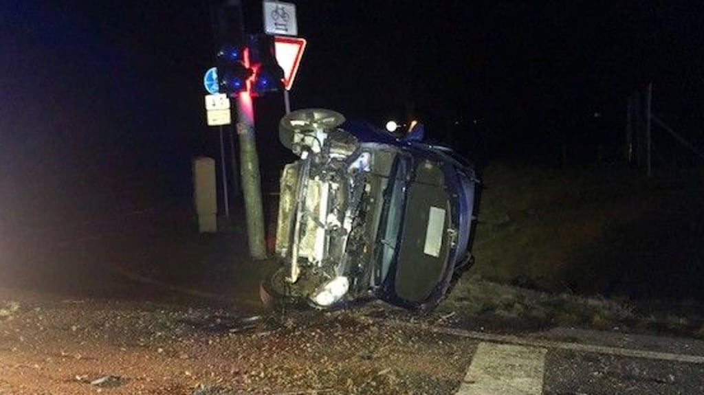 Die Flucht des VW-Fahrers endete bei Quedlinburg an einem Ampelmast.