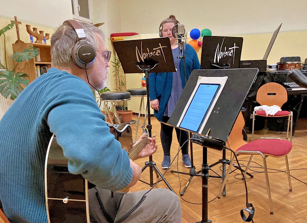 Die Mitglieder von der Magdeburger Band Norbeat wie hier Christian Romanski und Friederike Grunau nehmen in Buckau ihre Musik- und Gesangseinlagen jeweils einzeln auf, die dann als komplettes Stück produziert werden.