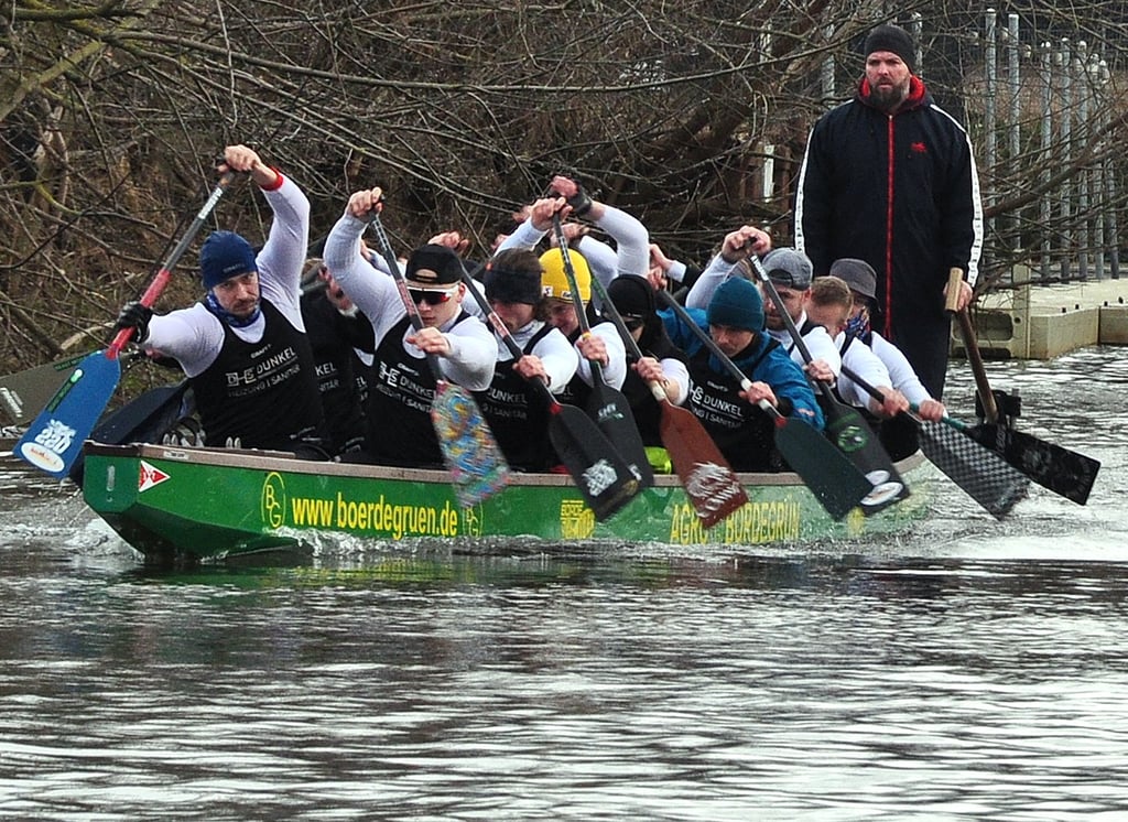 Das „Beast Boat“ beim Training für die WM an der Ausfahrt des Sülzehafens in Magdeburg.