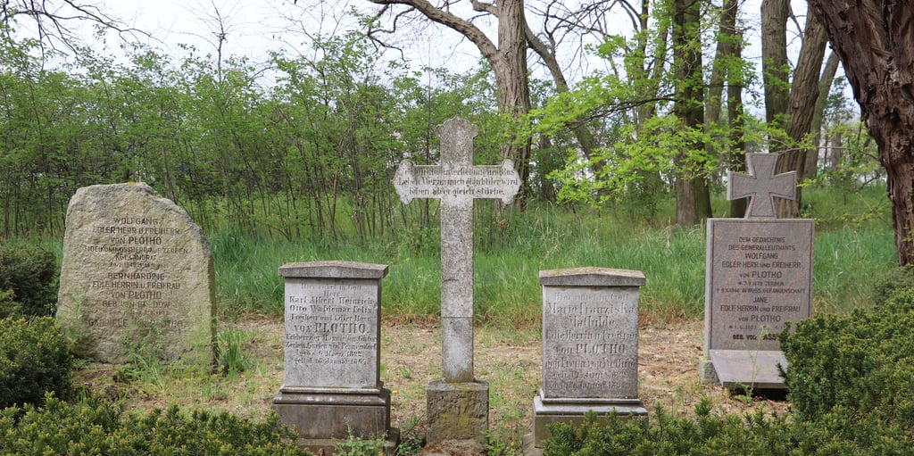Auf dem Friedhof in Zerben befinden sich Grabsteine der Familie von Plotho.