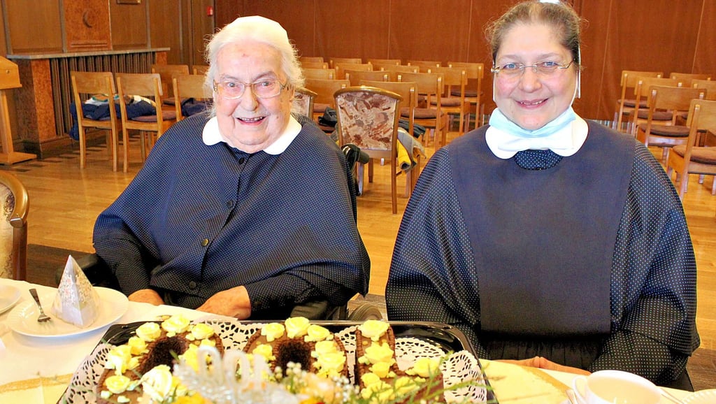 Schwester Charlotte Mertin (links) feierte am Samstag ihren 100. Geburtstag im Diakonissen-Mutterhaus in Elbingerode. Unter anderem gratulierte ihr die Oberin, Schwester Kerstin Malycha.