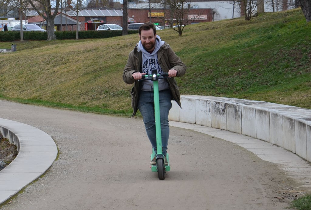 Enrico Joo fährt mit dem E-Scooter durch Staßfurt.