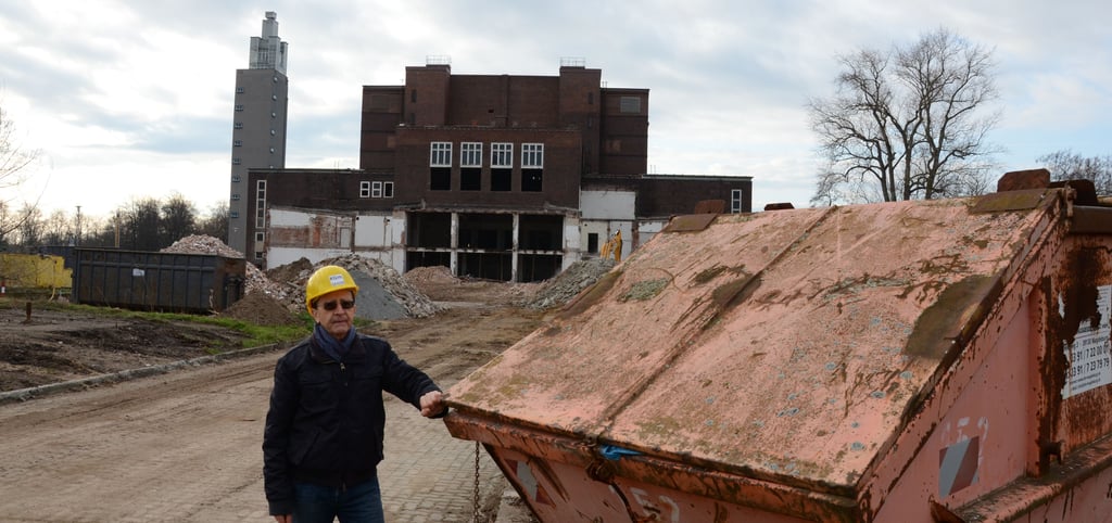 Bauleiter Andreas Geiger vor der im Umbau befindlichen Stadthalle Magdeburg.