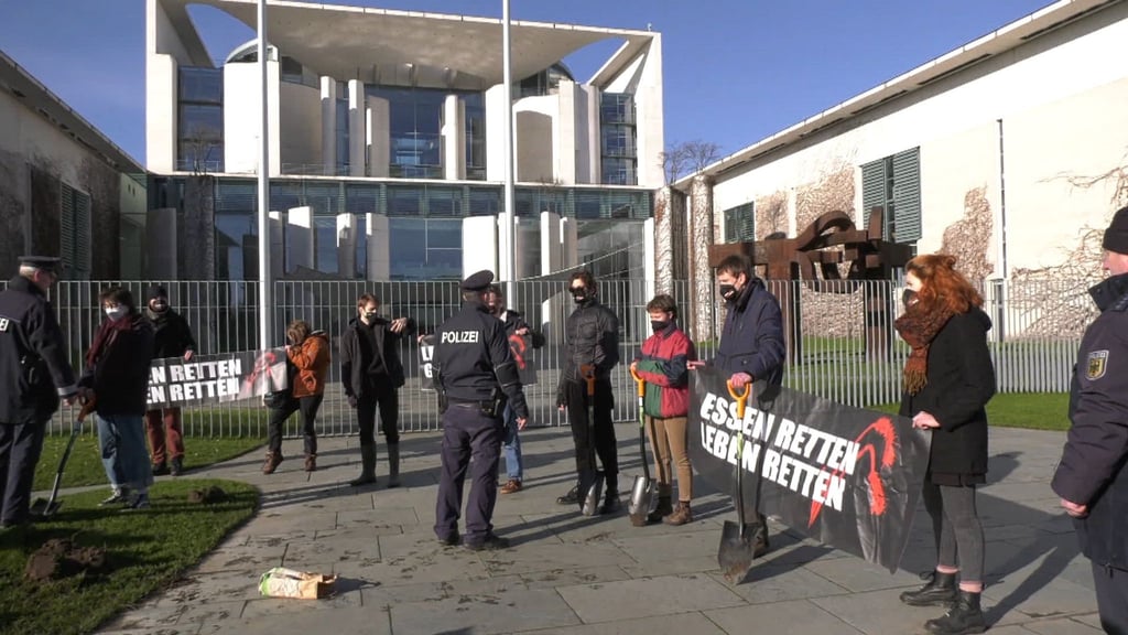Klimaschützer der Gruppe „Aufstand der letzten Generation“ pflanzen vor dem Amtssitz von Bundeskanzler Scholz Kartoffeln.