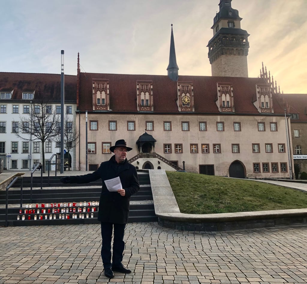 Theologe Markus Nierth fand berührende Worte während der Gedenkveranstaltung für die Corona-Toten auf dem Zeitzer Altmarkt. Über 80 Kerzen brannten am Sonntagabend auf den Treppenstufen.
