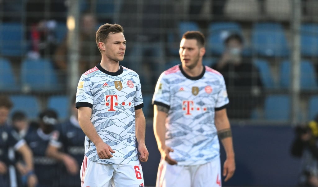 Münchens Joshua Kimmich (l) und Niklas Süle stehen enttäuscht auf dem Platz.