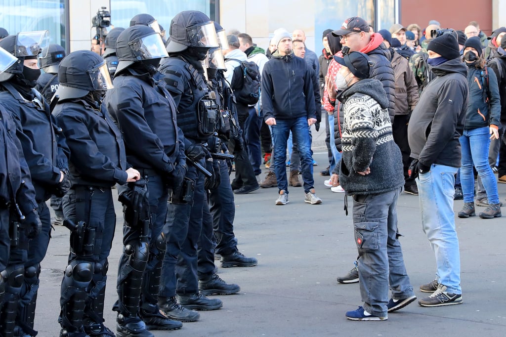 Polizisten und Teilnehmer einer Corona-Demo stehen sich in Magdeburg häufig gegenüber, wie hier am 9. Januar 2022.
