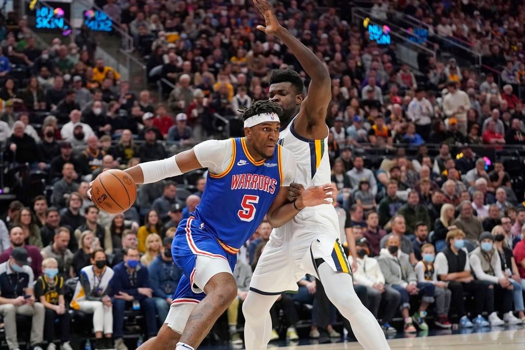Warriors-Profi Kevon Looney (l) wird von Udoka Azubuike verteidigt.