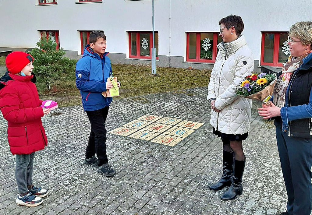 Hanna Grohs und Hauke Bederitzky bedanken sich bei Susanne Swiderski und Kerstin Maslow (von links) für die Bücher.