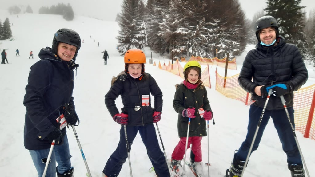 Auf dem Sonnenberg im Harz hat Volksstimme Reporterin Stephanie Tantius (links) einen Skikurs absolviert. Die Bedingungen für Anfänger sind dort großartig.