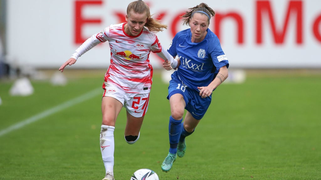 Marlene Müller (l.) schüttelt eine Gegenspielerin ab.