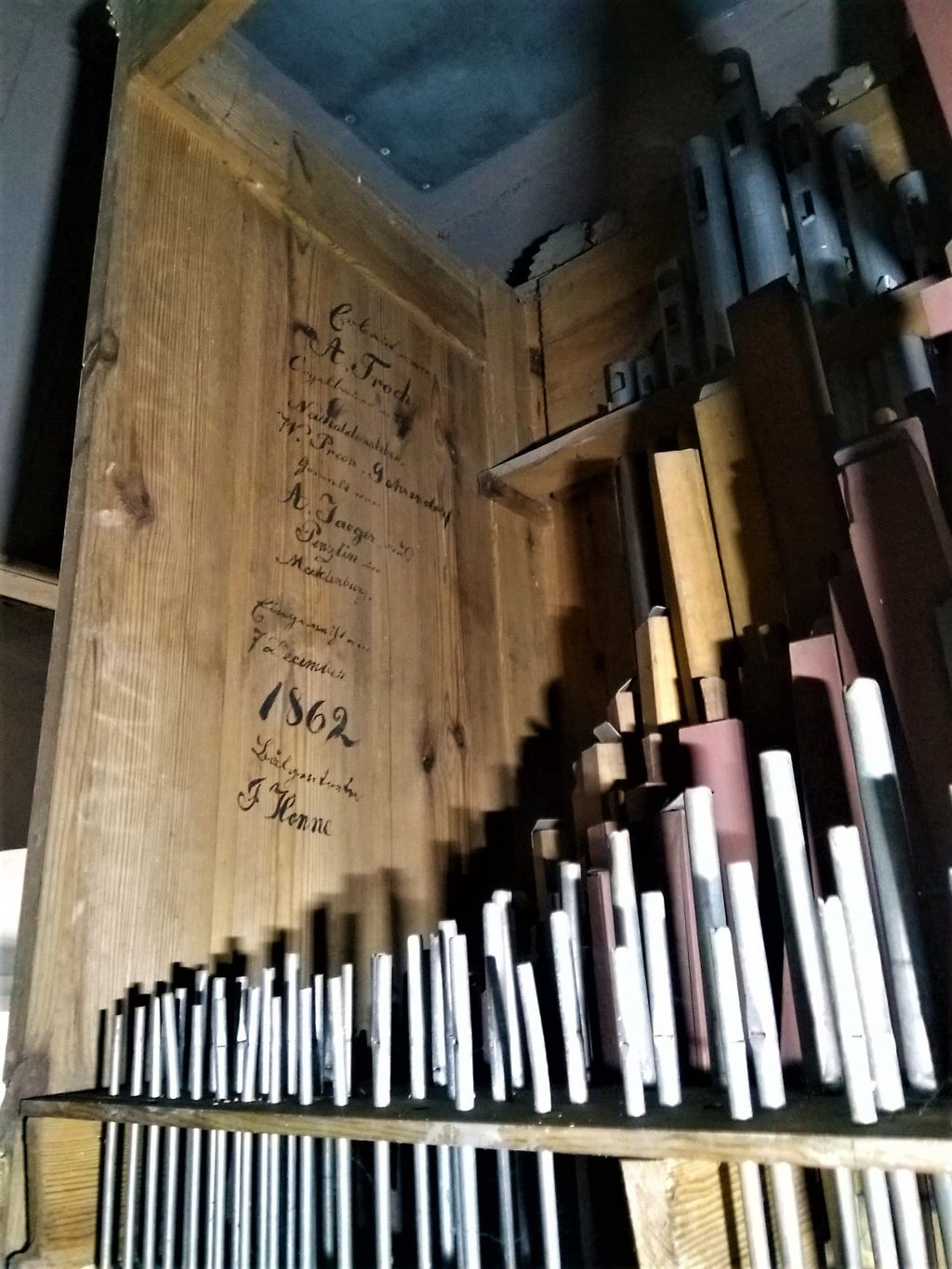 Die Pfeifen der Gehrendorfer Orgel vor ihrem Ausbau.