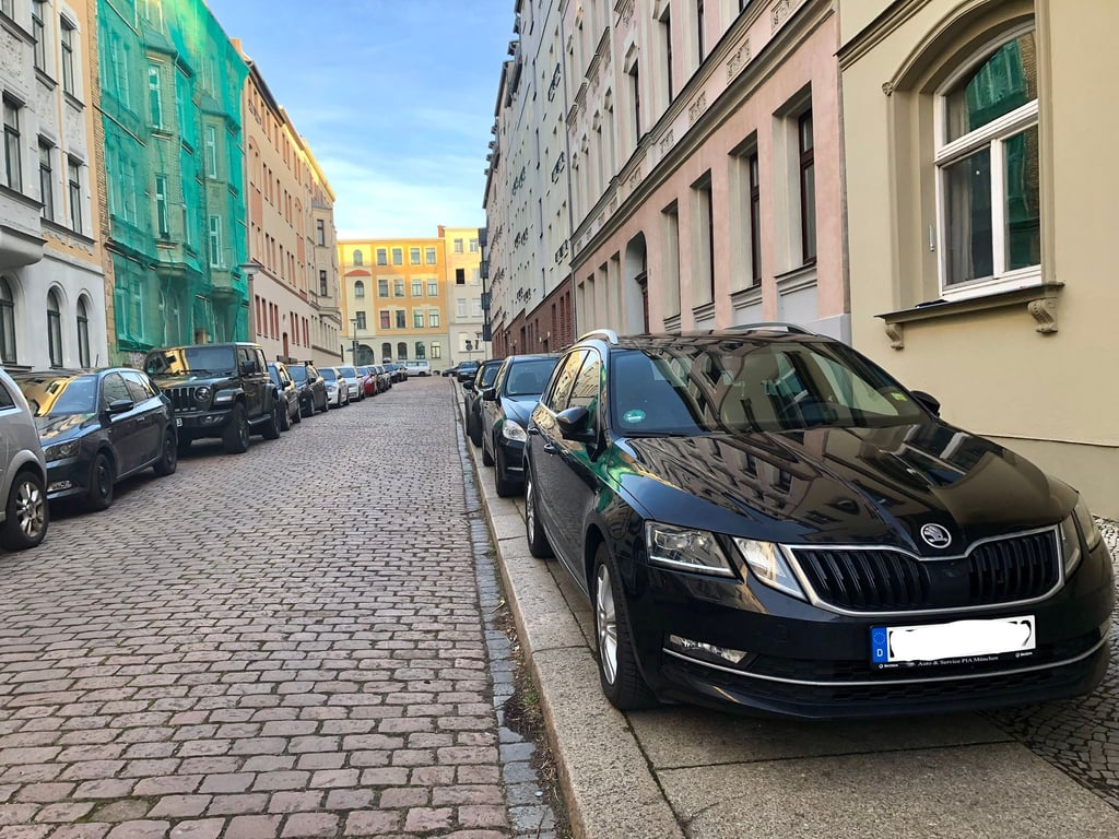 Im Paulusviertel ist die Parkplatznot so groß, dass regelmäßig auch tagsüber viele Autofahrer auf den Gehwegen parken.