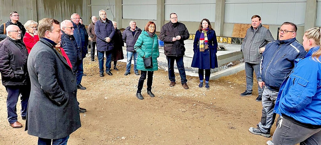 Firmeninhaber Carsten Sturm (rechts) erläutert den Besuchern vom Euro-Club Harz die geplanten Vorhaben im Neubau der Harzer Metallprofile GmbH in Blankenburg.