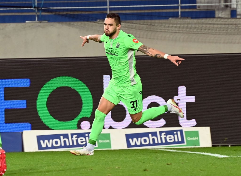 Pascal Testroet brachte Sandhausen in Karlsruhe in Führung.