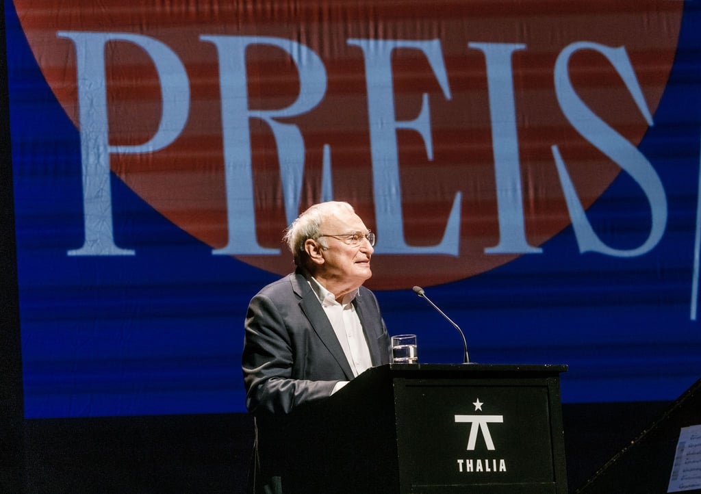 Der Schriftsteller Uwe Timm hält seine Dankesrede in Hamburg.