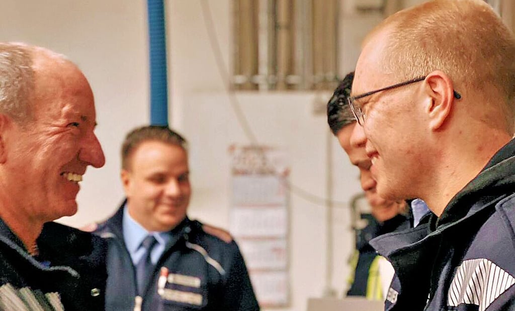 Blankenburgs Vize-Wehrleiter Torsten Krause und Alexander Beck beglückwünschen den beförderten Kameraden Niclas Hellmund (von links).