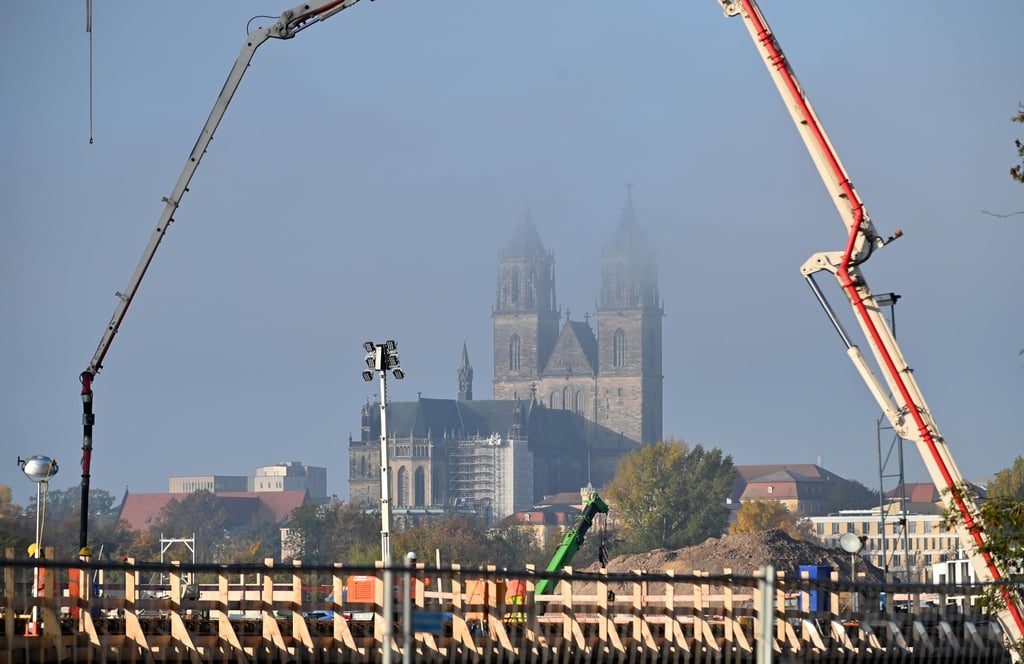 Blick vom Neubau der Brücke über die Alte Elbe auf den Dom: Sachsen-Anhalts Landeshauptstadt Magdeburg hofft, Standort eines Zukunftszentrum zur deutschen Einheit zu werden.