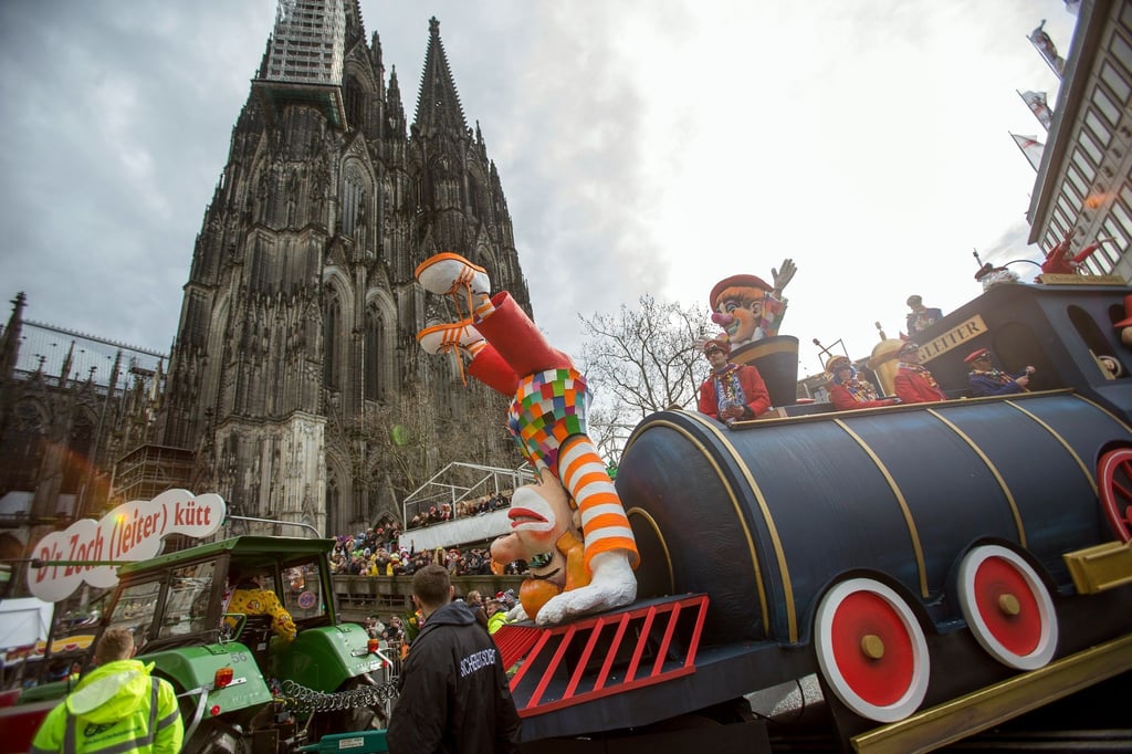 Nicht vorm Dom, sondern im Stadion: Der Karnevalszug an Rosenmontag sieht in diesem Jahr coronabedingt anders aus.