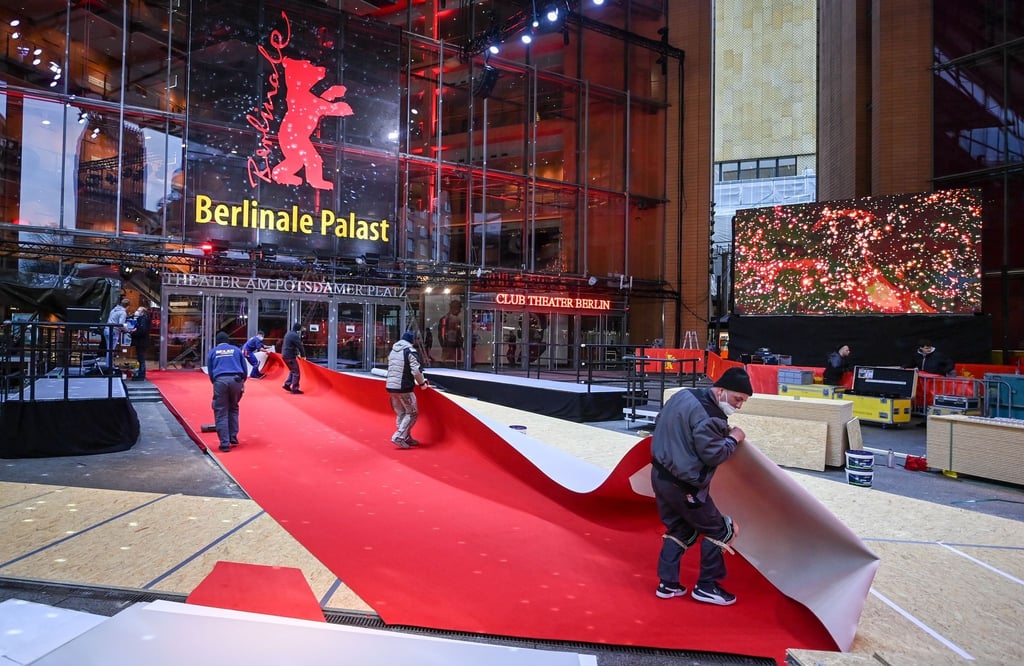 Der rote Teppich wird vor dem Berlinale-Palast auf dem Potsdamer Platz ausgerollt.