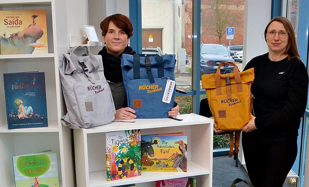 Anna Stein (rechts) von der Koordinierungs- und Fachstelle „Demokratie leben!“ übergab Evelyn Hlawatsch-Both, pädagogische Fachberaterin der Hansestadt Gardelegen, die 60 Bücher für Kitas und Horte, die ab sofort ausgeliehen werden können.