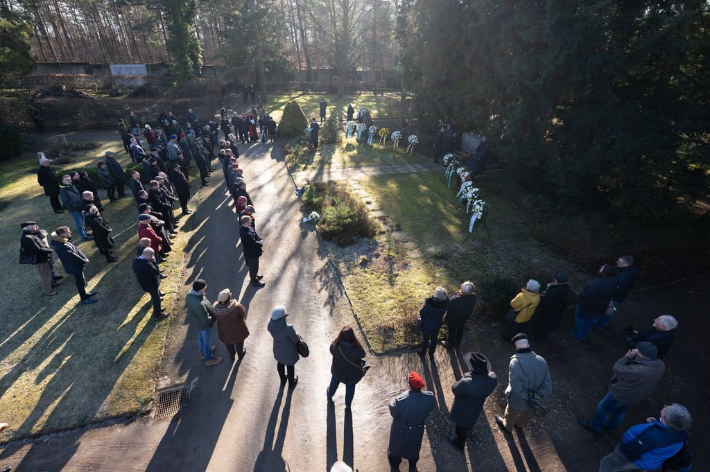 Teilnehmer einer Gedenkveranstaltung auf dem Nordfriedhof in Dresden.