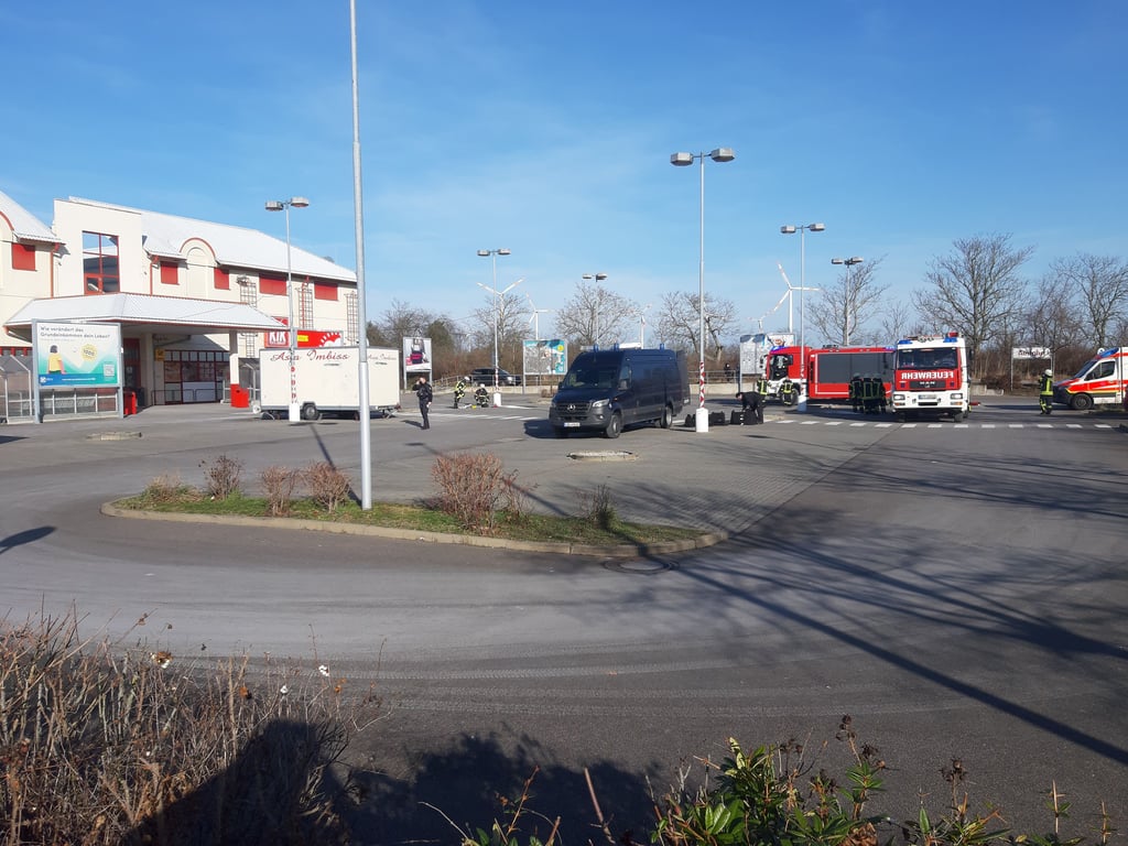 Einsatzkräfte sichern das Kaufland-Gelände