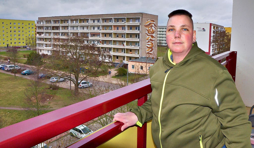 Denise Schmidt auf dem Balkon ihrer Wohnung in Stendal-Stadtsee. Für die 31-Jährige die Erfüllung eines Traums.
